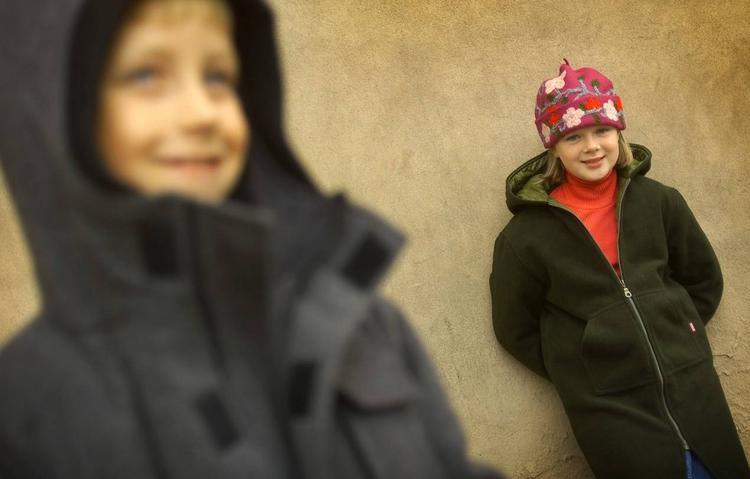 En stikprøve viser, at der er kemikalier, der mistænkes for at være hormonforstyrrende i børnejakker og børneluffer. Disse jakker har dog ingen relation til undersøgelsen. 