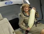 Ford har udviklet en sikkerhedssele, der  puster sig op til en bred, blød airbag ved et sammenstød. Den kommer på markedet næste år. 
