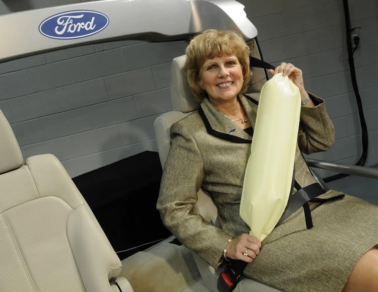 Ford har udviklet en sikkerhedssele, der  puster sig op til en bred, blød airbag ved et sammenstød. Den kommer på markedet næste år. 
