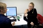 Praktiserende læger arbejder lige nu på højtryk for at vaccinere mod H1N1, også kaldet svineinfluenza. Her i Vesterbro Lægehus i København, hvor Tina Storgaard i går blev vaccineret, fordi hun er gravid. 