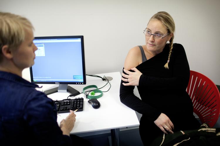 Praktiserende læger arbejder lige nu på højtryk for at vaccinere mod H1N1, også kaldet svineinfluenza. Her i Vesterbro Lægehus i København, hvor Tina Storgaard i går blev vaccineret, fordi hun er gravid. 