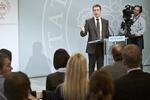 ukritisk. På Anders Fogh Rasmussens tirsdagspressemøder fik statsministeren  ofte for lidt modspil, skriver  de erfarne Christiansborgjournalister Troels Mylenberg og Bjarne Steensbeck i 'Præsidenten'.  Arkivfoto: Jens Dresling 