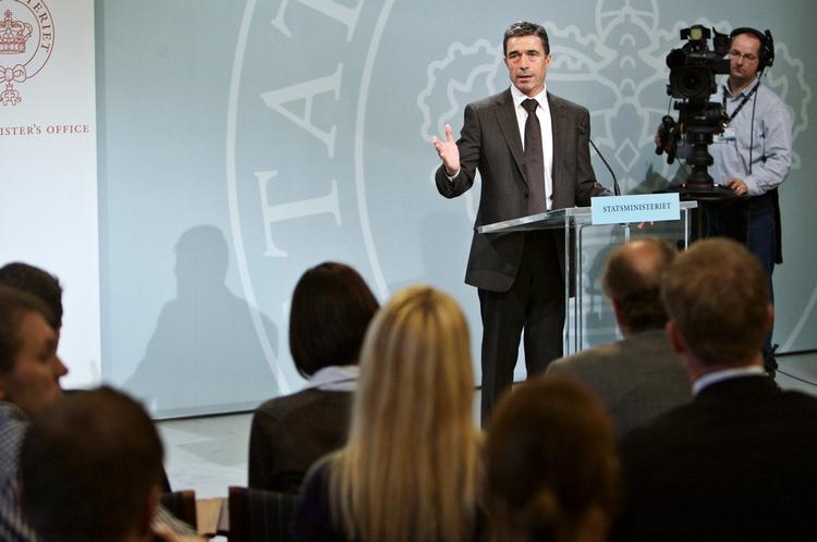 ukritisk. På Anders Fogh Rasmussens tirsdagspressemøder fik statsministeren  ofte for lidt modspil, skriver  de erfarne Christiansborgjournalister Troels Mylenberg og Bjarne Steensbeck i 'Præsidenten'.  Arkivfoto: Jens Dresling 