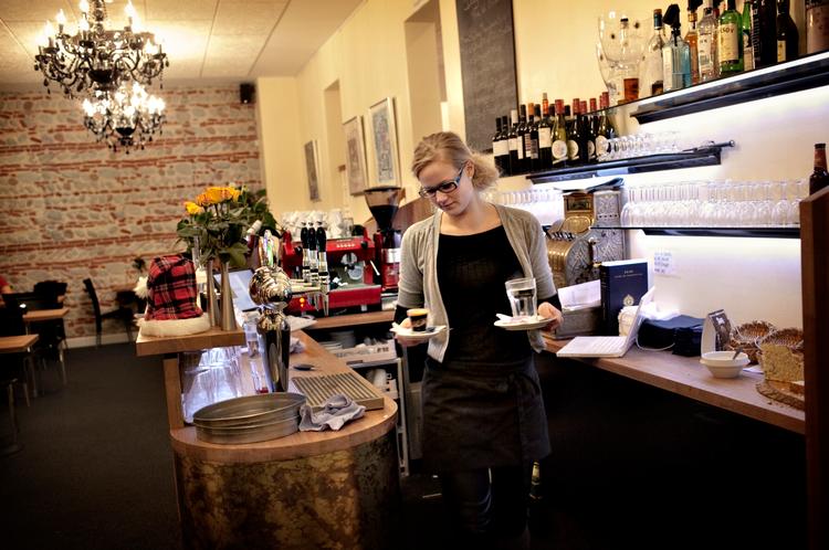 K's Café har desværre ikke bevaret noget af interiøret fra bodegaen og taxakontoret, som ejerne har overtaget lokalerne fra. Det ville have gjort cafeen mere original, mener IBYENS anmelder. Foto: Miriam Dalsgaard 