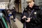 Hvad! Folk vil nok bare sige: 'Rend mig i røven', hvis de får en bøde for at smide affald på vejen, mener en københavnsk p-vagt. (Arkivfoto) 