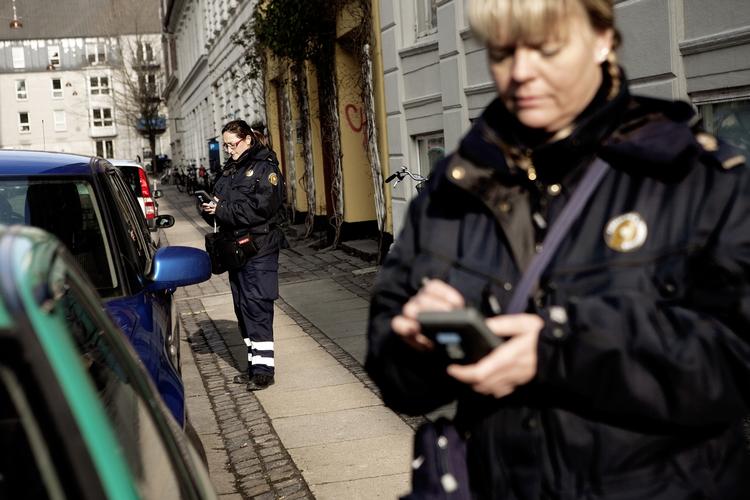 Hvad! Folk vil nok bare sige: 'Rend mig i røven', hvis de får en bøde for at smide affald på vejen, mener en københavnsk p-vagt. (Arkivfoto) 