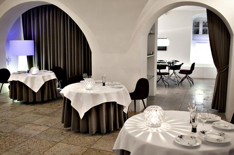 Christian Aarøs nye restaurant AOC har åbnet op i en hyggelig kælder på Dronningens Tværgade. Foto: Miriam Dalsgaard 