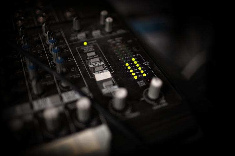 Modstandsradio. 'Danmarks Løver', kommer ikke til at sende propaganda ud i æteren, forsikrer folkene bag. »Vi vil lave journalistik med bid i«, lyder det. 