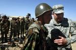 Frontlinjen. Tre år gammelt arkivfoto af Karl Eikenberry (th), mens han var generalløjtnant i de amerikanske styrker i Afghanistan. I dag er han USA's ambassadør i landet. 