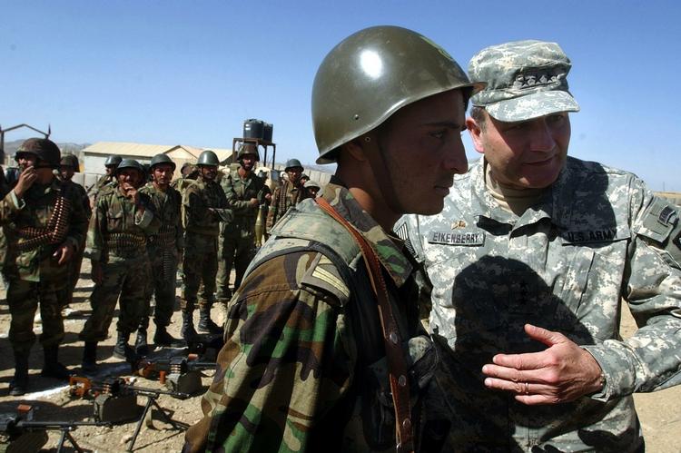 Frontlinjen. Tre år gammelt arkivfoto af Karl Eikenberry (th), mens han var generalløjtnant i de amerikanske styrker i Afghanistan. I dag er han USA's ambassadør i landet. 