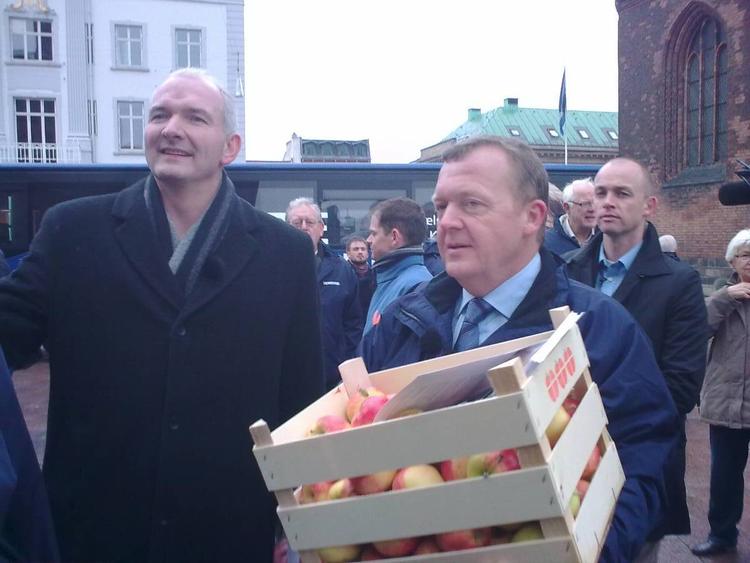 »Kunne du tænke dig et æble«, spørger statsministeren med jævne mellemrum de forbipasserende på Strøget i Århus. 