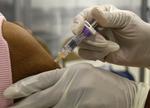 VACCINATIONER. Vaccinationer mod H1N1 gives først og fremmest til mennesker med vigtige jobs - såsom sundhedspersonale og politibetjente - og til mennesker med kroniske sygdomme. 