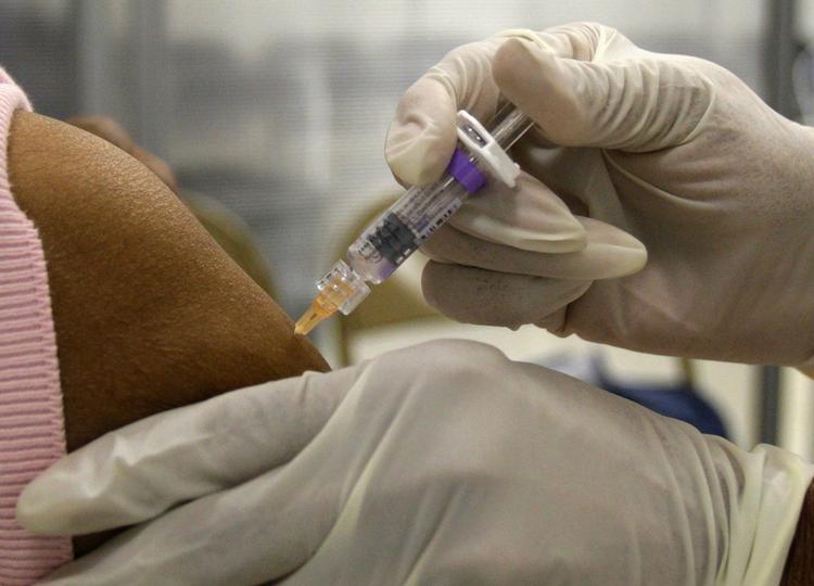 VACCINATIONER. Vaccinationer mod H1N1 gives først og fremmest til mennesker med vigtige jobs - såsom sundhedspersonale og politibetjente - og til mennesker med kroniske sygdomme. 