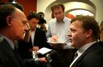 symbolpolitik. I en ny bog kan professor Poul Erik Mouritzen fortælle, hvordan konklusionerne i Strukturreformen var skrevet på forhånd. På billedet er vi tilbage ved forhandlingerne i 2004, kort efter S og R har forladt forhandlingsbordet. (Arkivfoto) 