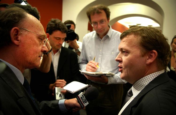 symbolpolitik. I en ny bog kan professor Poul Erik Mouritzen fortælle, hvordan konklusionerne i Strukturreformen var skrevet på forhånd. På billedet er vi tilbage ved forhandlingerne i 2004, kort efter S og R har forladt forhandlingsbordet. (Arkivfoto) 
