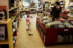 træls. De bebudede stordriftsfordele er mange steder blevet til ulemper. Kommunalreformen førte f.eks. til mange bibliotekslukninger, og når bibliotekaren fra den lille filial flyttes til den store, skaber det nye personaleudfordringer. (Arkivfoto) 
