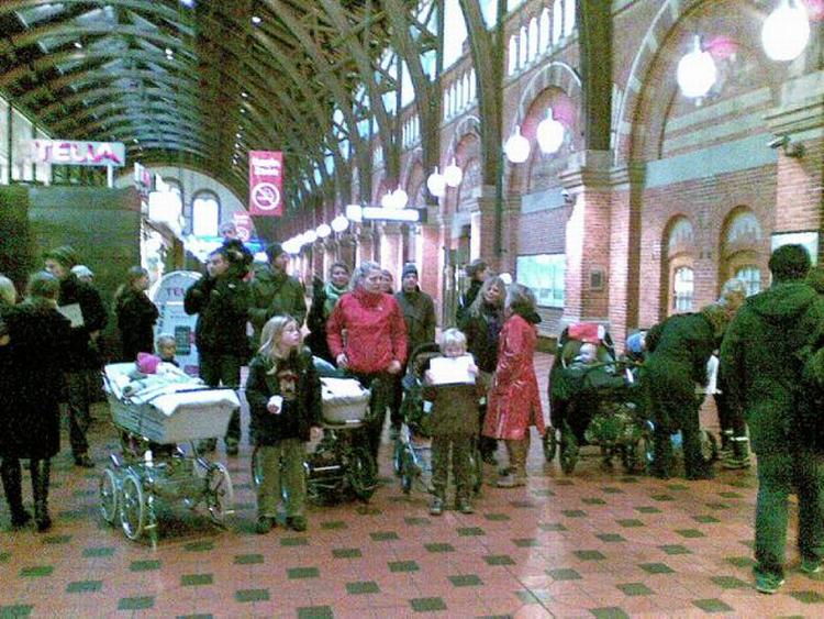 A parents happening at the central railway station was dispersed by police this morning. Parents and children held out plastic cups to beg for money for Copenhagen pre-schools. 