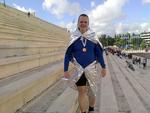 Kim Pedersen, software-udvikler fra Aarhus, iført stanniolpapir, medalje og personlig triumf. Se ham komme i mål her. 