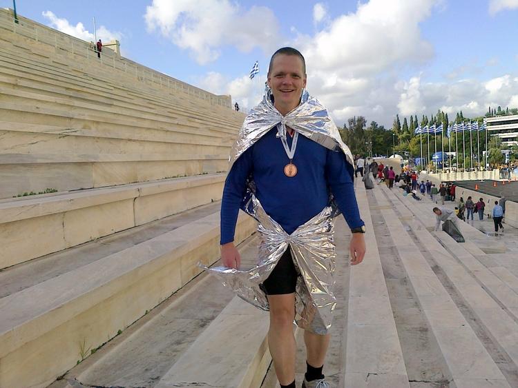 Kim Pedersen, software-udvikler fra Aarhus, iført stanniolpapir, medalje og personlig triumf. Se ham komme i mål her. 