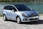 Rummelig. Peugeot 5008 er ikke større end en normal stationcar, men har plads til syv personer. 