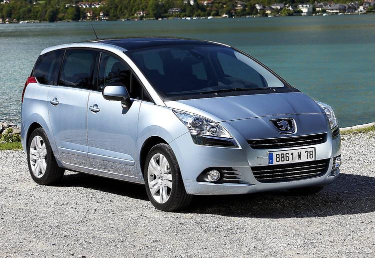 Rummelig. Peugeot 5008 er ikke større end en normal stationcar, men har plads til syv personer. 