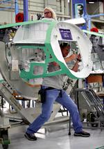 Kampfly. To arbejdere bakser med at samle det topmoderne jagerfly F-35 fra Lockheed. Flyet er favorit til en gigantisk dansk ordre, men den danske våbenindustri er skeptisk, for det har ikke udløst de forventede modkøb i Danmark. 