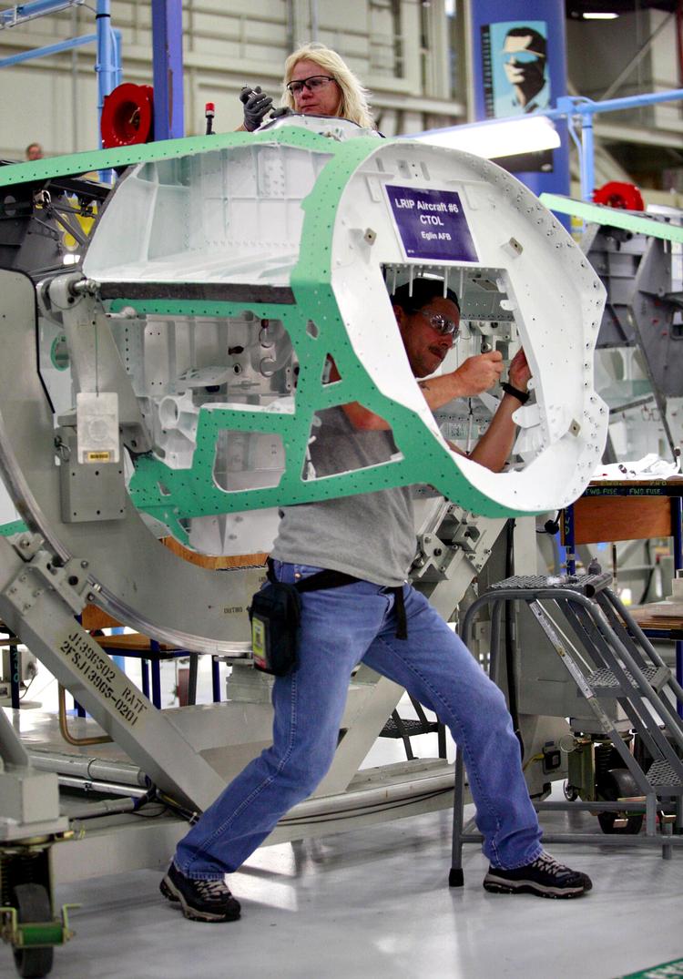 Kampfly. To arbejdere bakser med at samle det topmoderne jagerfly F-35 fra Lockheed. Flyet er favorit til en gigantisk dansk ordre, men den danske våbenindustri er skeptisk, for det har ikke udløst de forventede modkøb i Danmark. 