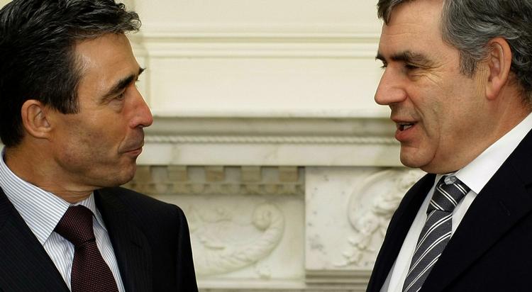 Briternes premierminister Gordon Brown blev på et møde i går med Nato-chef Anders Fogh Rasmussen enig om en overdragningsfase i Afghanistan. Nu vil han prøve at overbevise de øvrige Nato-lande og andre om at sende flere soldater til landet. 