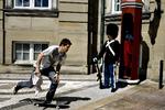 Nuværende skate-områder i København skal forbindes af endnu flere, så der bliver dannet en rute. Her er skateren Rune Glifberg en tur på Amalienborg. 