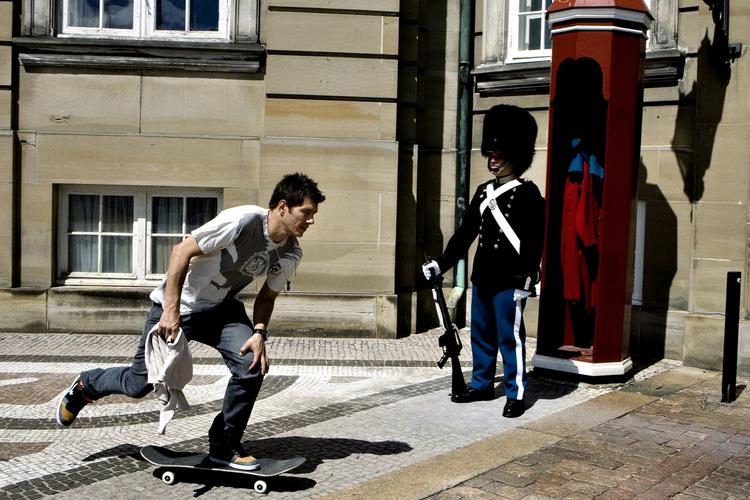 Nuværende skate-områder i København skal forbindes af endnu flere, så der bliver dannet en rute. Her er skateren Rune Glifberg en tur på Amalienborg. 