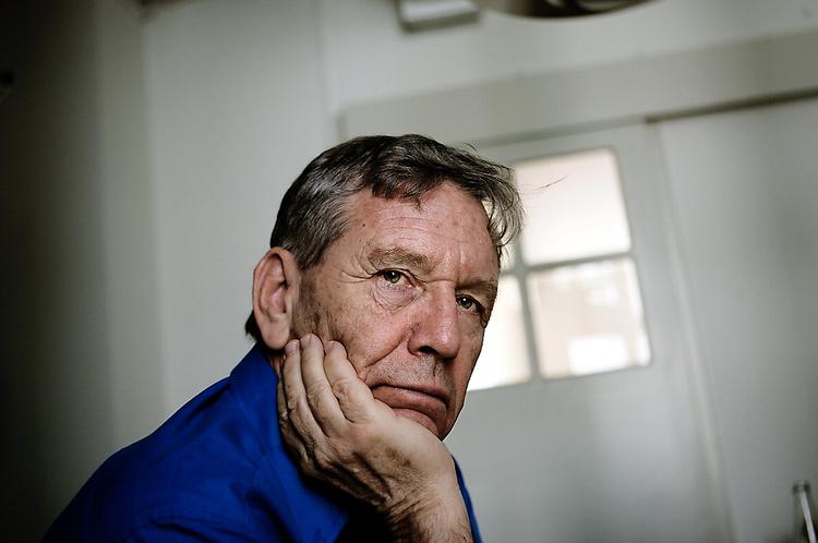 spørgsmål.  I Amos Oz' roman 'Vers om livet og døden' bevæger forfatterhovedpersonen sig ud i byens nattemørke. Men det er med hånden under kinden, for hvem er han egentlig selv, og hvad skal litteraturen til for? Arkivfoto: Mads Nissen 