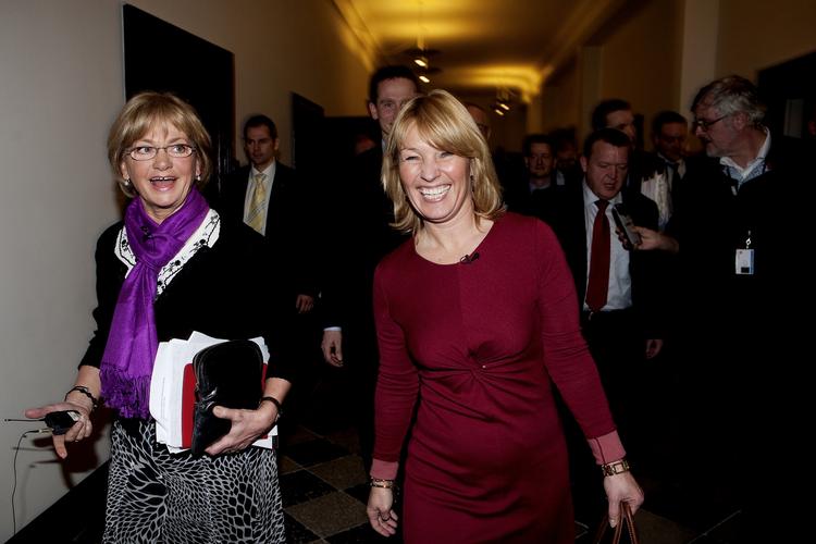 Fortid. Smil og idel lykke efter forhandlingerne om en skattereform i marts. I dag er forholdet mellem Pia Kjærsgaard og Lene Espersen iskoldt. 