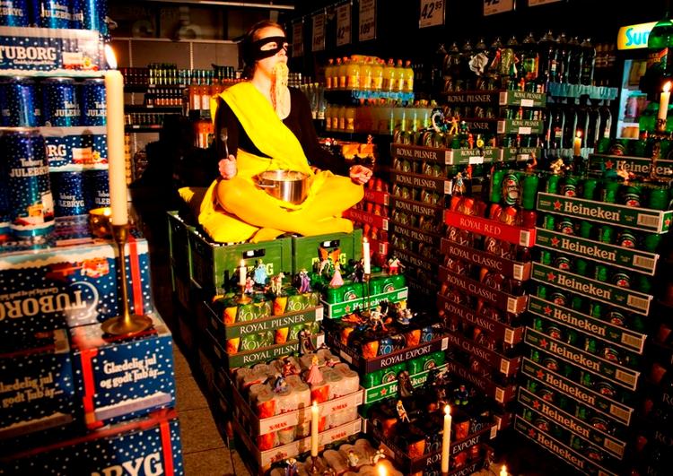 En mediterende pasta-buddha var en blot en af aftenens mange sære kunstperformances, da CPH:DOX viste film i Kvickly fredag aften. 