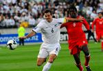 VM-opgør. New Zealand's Ryan Nelsen i nærkamp med Bahrains Jaycee John Okwunwanne. 