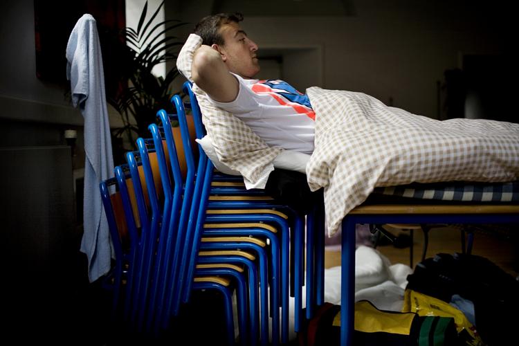 Samaritaner. Man skulle tro at initiativet om et Irak Center, der skal aktivere asylansøgerne, ville blive taget imod med kyshånd af regeringen, men nej. Integrationsministeren ønsker Tøger Seidenfaden bag tremmer. Arkivfoto. 