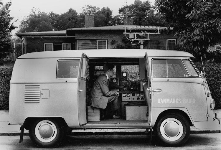 Historisk. Støjinspektøren sidder klar til at fange sortseerne. Foto: DR. 