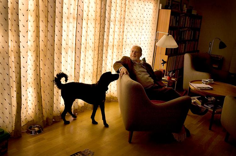 Litteraturvagthund.  Anders Bodelsen skriver igen efter 12 års pause.  Som før er det tidsånden, samt den lille forbrydelse der kommer ud af kontrol, som bærer værket. Foto:  Martin Lehmann 