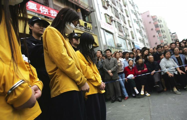 Moralsk kampagne. Anholdte prostituerede vises frem for offentligheden i den sydkinesiske by Shenzhen. 