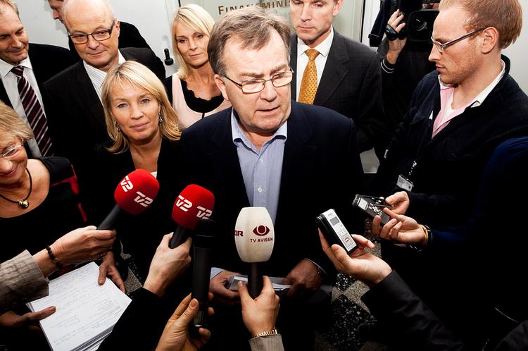 Småtteri. Indtil videre har regeringens initiativer for at få gang i dansk økonomi været halvhjertede. Og den nye vækstpakke er - målt på initiativer og beskæftigelse - ca. 10 gange så lille som den, AE og vismændene anbefaler. 