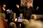 Krise. Einar Mar Gumundsson havde sin 'Hvidbogen - krisen på Island' med på messen og talte om økonomier der bryder sammen. Foto: Martin Lehmann 