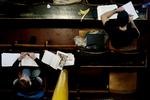 Usikkerhed. Flere forskere mener, at de ikke har det sproglige overskud, hvis de studerende beder om at få forklaret tingene på en anden måde - på engelsk. 