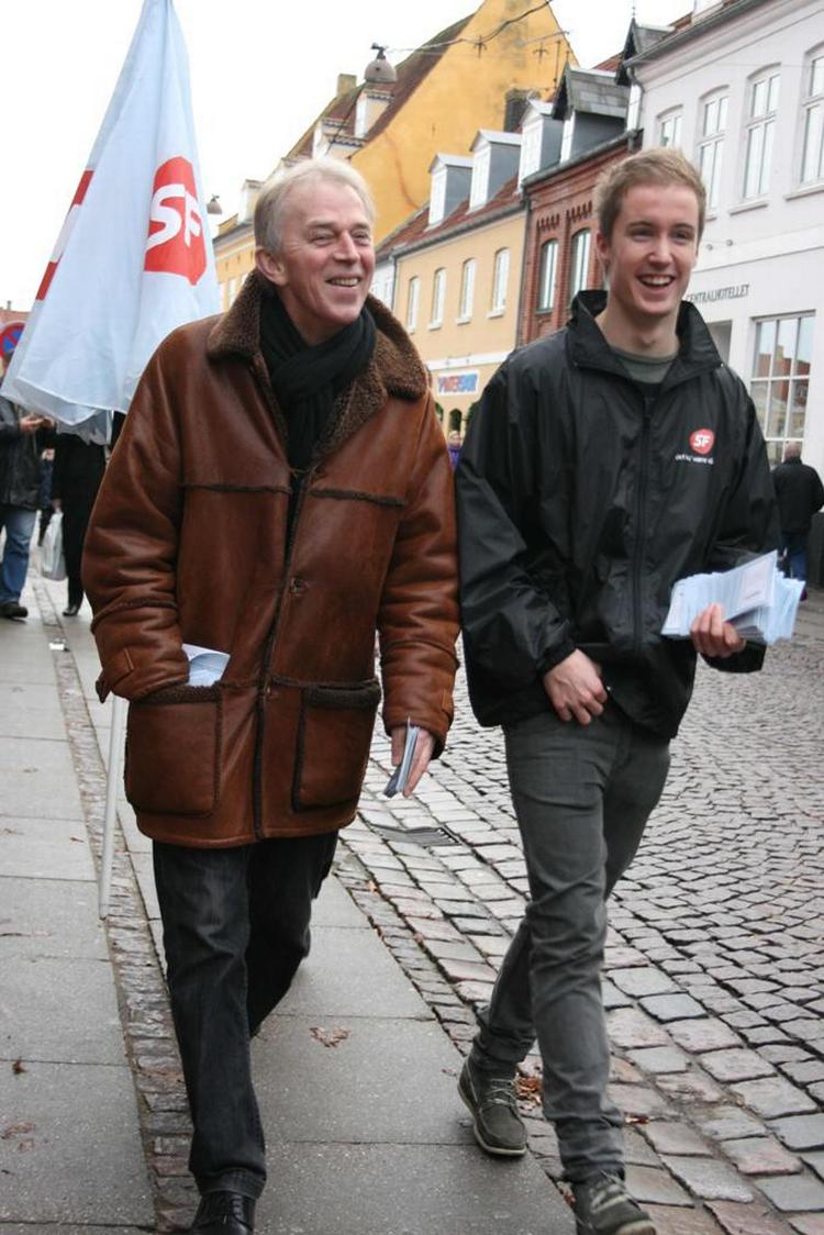 Den suveræne vinder af ungevalget i går, Jacob Mark, trodsede i dag det kedelige vejr sammen med partiformand Villy Søvndal for at møde Køges vejrvidte vælgerepå gaden. Villy Søvndal spår den unge kandidat stor succes ved valget. Sammen delte de valgmateriale og håndtryk ud i store mængder. 