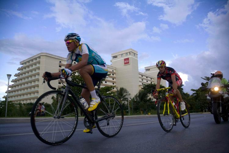cykelskift. Hidtil har Alberto Contador kørt sine cykelløb på en cykel af mærket Trek, men nu skifter han til Specialized. Arkivfoto. 