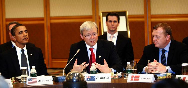 Søndag morgen i Singapore. Den australske premierminister Kevin Rudd flankeres af præsident Obama og statsminister Lars Løkke Rasmussen. 