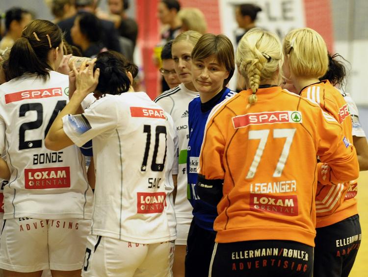 forsvar. Anja Andersen midt mellem FCK-spillere fra en tidligere Champions League-kamp. Arkivfoto. 