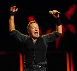 Ups. Springsteen ses her under koncerten i Michigan, der foregik fredag den 13. november. Måske datoen spillede ind? 