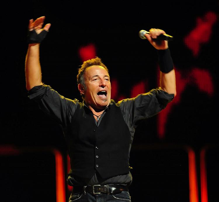 Ups. Springsteen ses her under koncerten i Michigan, der foregik fredag den 13. november. Måske datoen spillede ind? 