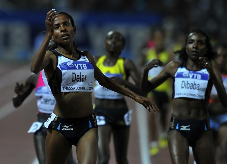 rekordkvinde. Tirunesh Dibaba (th) fik kun en andenplads i dette 5.000 meterløb i september i Grækenland, hvor landsmandinden Meseret Defar (th) vandt. Men i dag sejrede hun og satte rekord på 15 kilometer. Arkivfoto. 