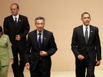 Kontakt. Yderst til venstre i billedet den burmesiske regeringschef Thei Sein, i midten topmødets vært, den singaporeanske regeringschef Lee Hsien Loong, og til højre præsident Obama. 