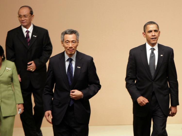 Kontakt. Yderst til venstre i billedet den burmesiske regeringschef Thei Sein, i midten topmødets vært, den singaporeanske regeringschef Lee Hsien Loong, og til højre præsident Obama. 